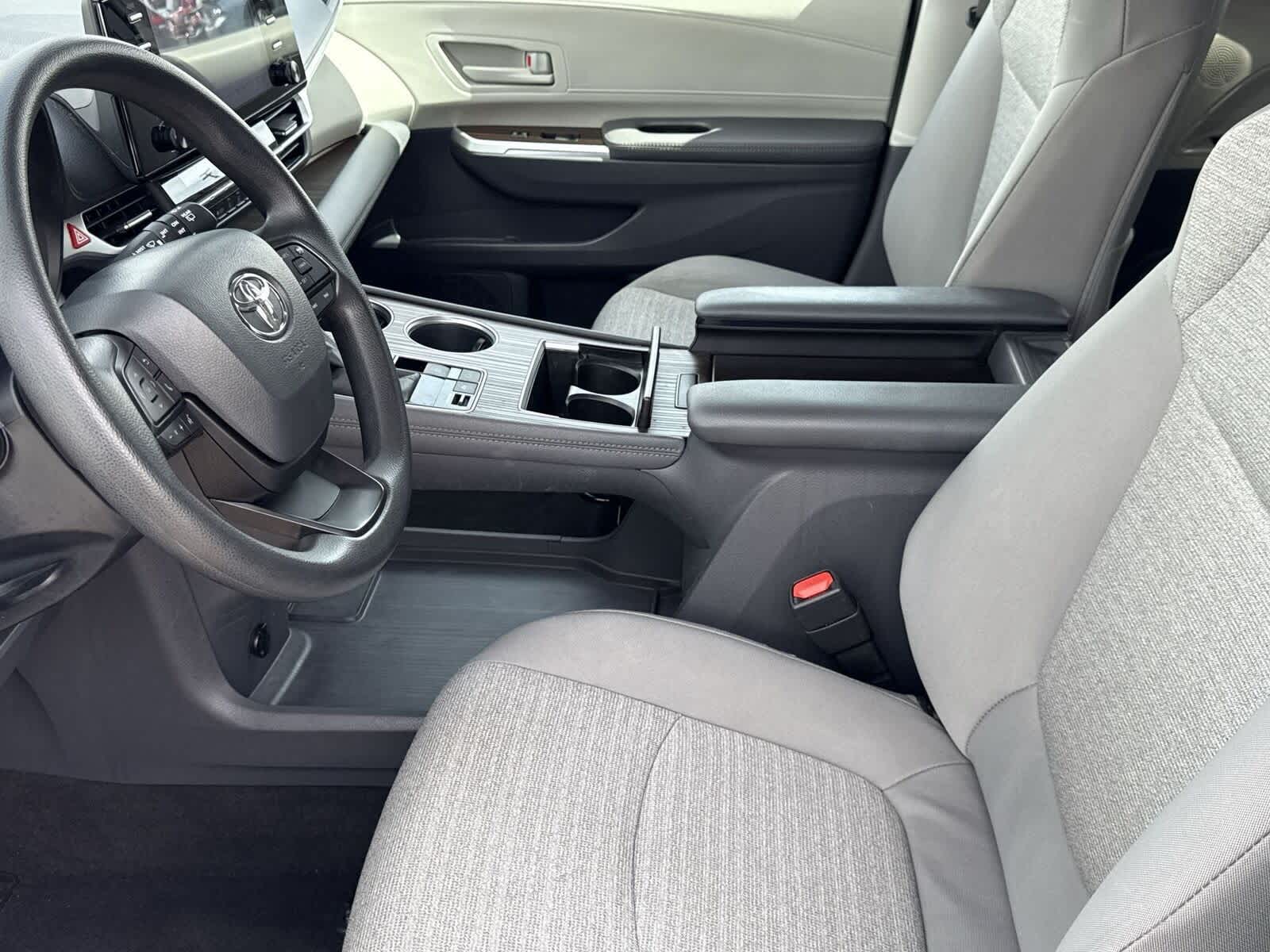 2024 Toyota Sienna LE 17