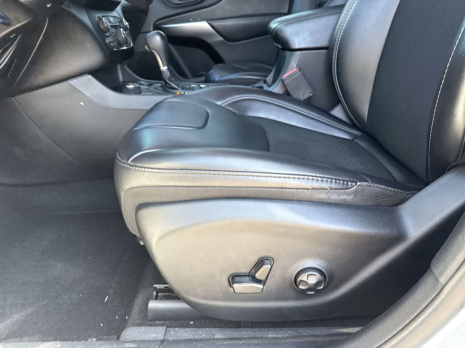 Thumbnail: 2019 Jeep Cherokee - 18