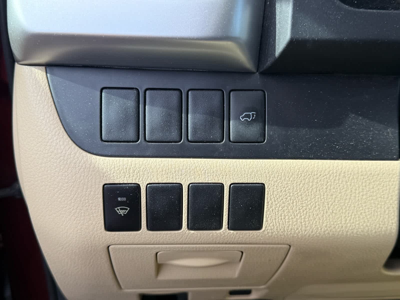 Thumbnail: 2016 Toyota Highlander - 16