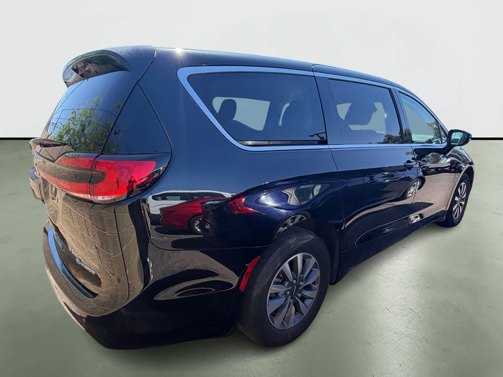 Thumbnail: 2024 Chrysler Pacifica - 3