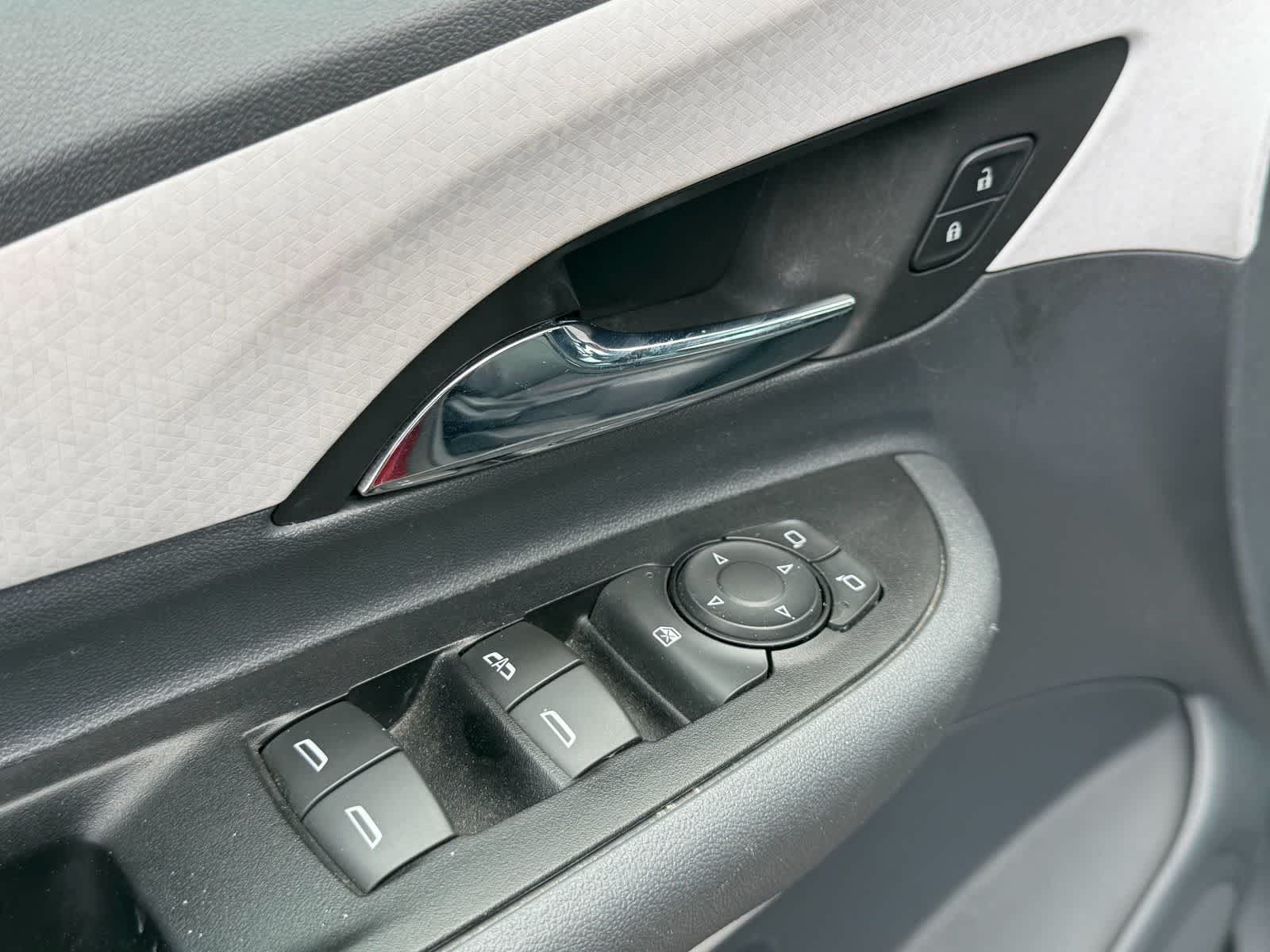 Thumbnail: 2017 Chevrolet Bolt EV - 17
