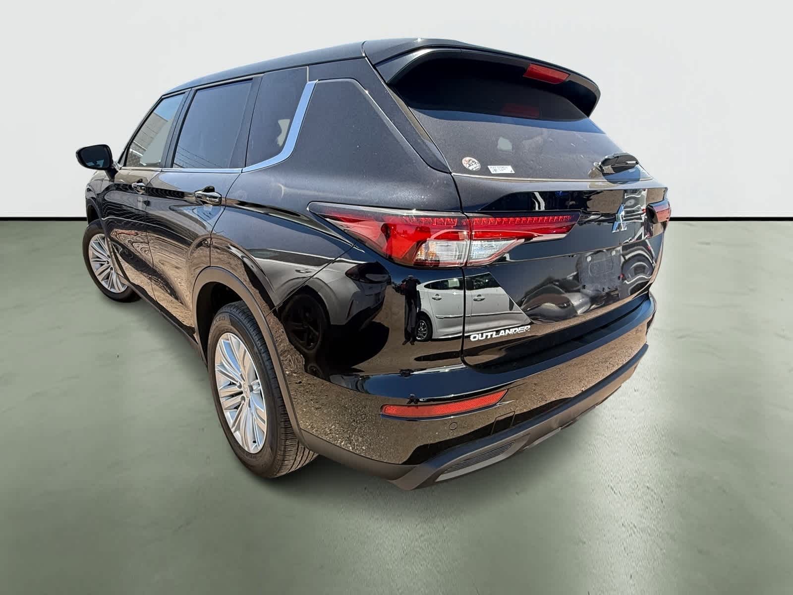 Thumbnail: 2024 Mitsubishi Outlander - 3