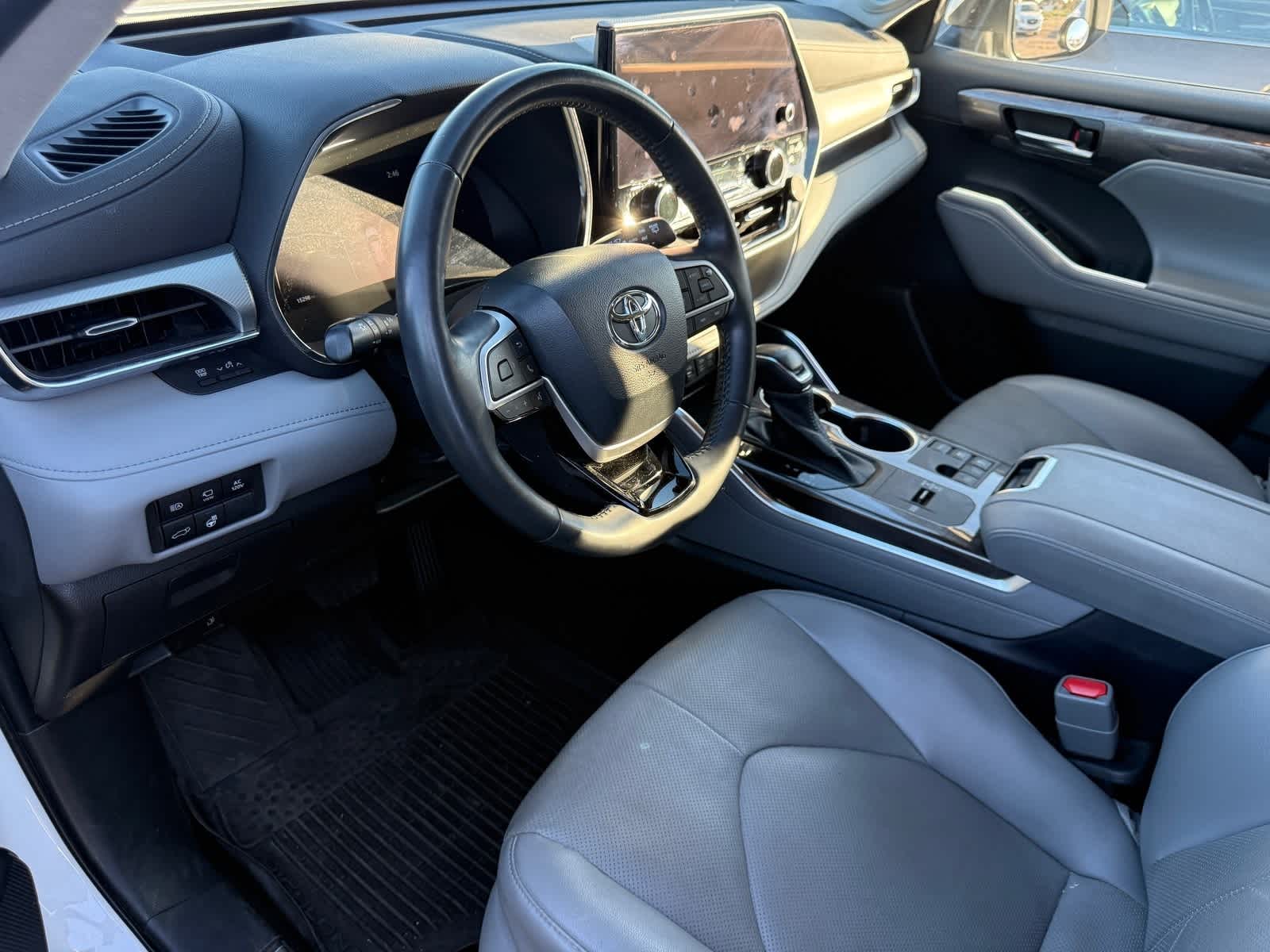 Thumbnail: 2023 Toyota Highlander - 19