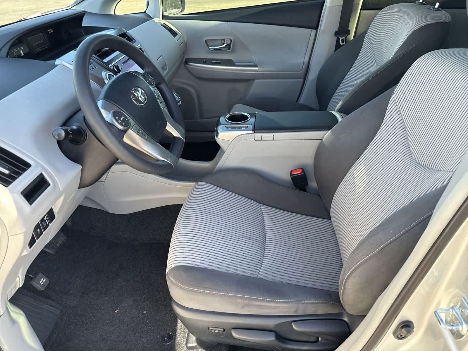 Thumbnail: 2017 Toyota Prius v - 17