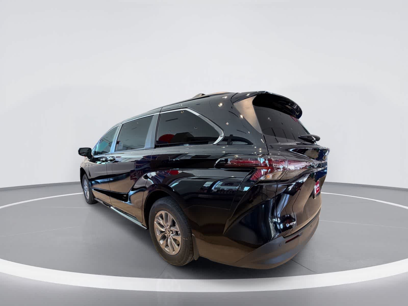 Thumbnail: 2026 Toyota Sienna - 3