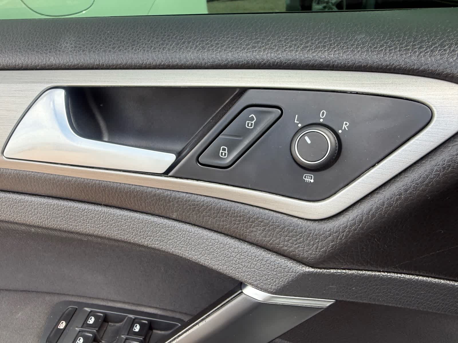 Thumbnail: 2016 Volkswagen e-Golf - 13