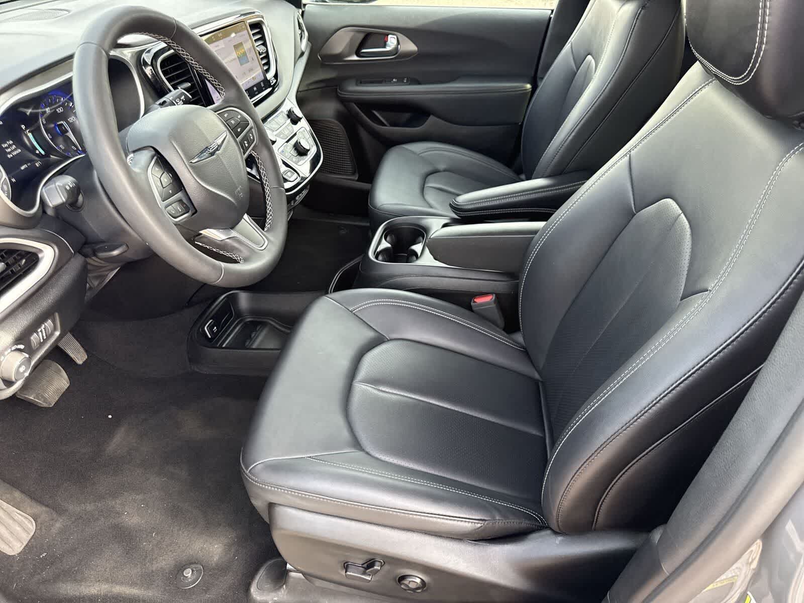 Thumbnail: 2025 Chrysler Pacifica - 18