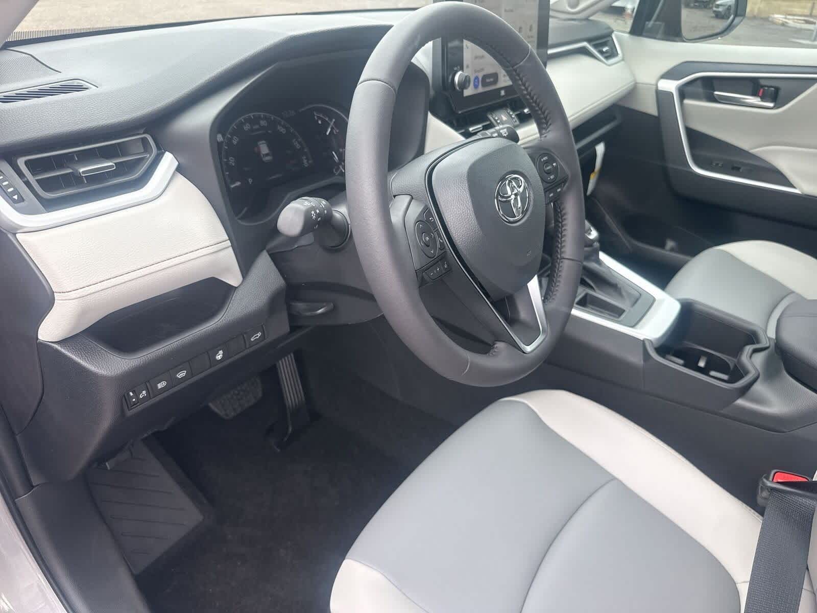 Thumbnail: 2025 Toyota RAV4 - 16