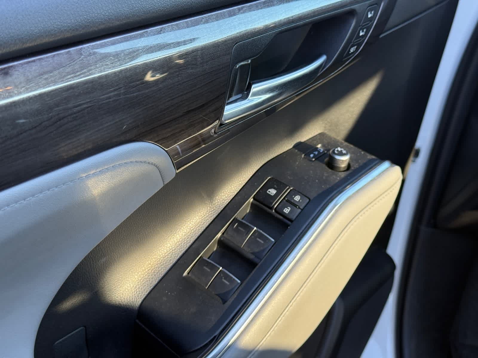 Thumbnail: 2023 Toyota Highlander - 18