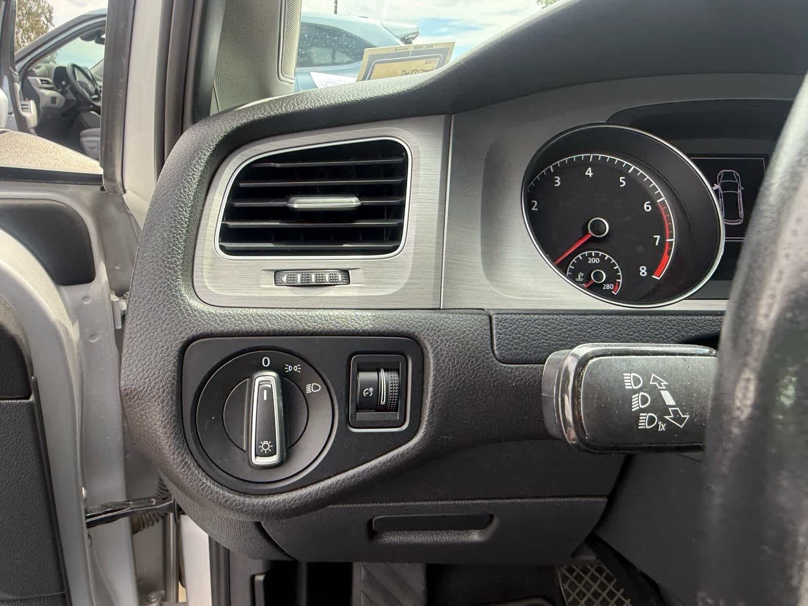 Thumbnail: 2016 Volkswagen e-Golf - 15