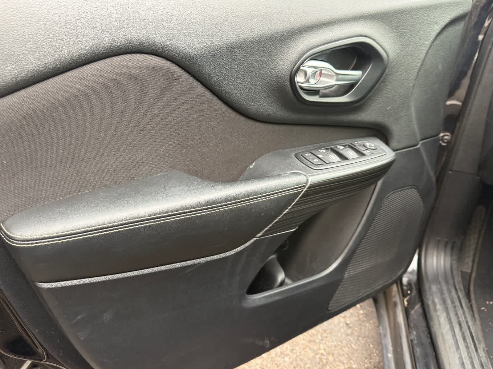 Thumbnail: 2016 Jeep Cherokee - 13