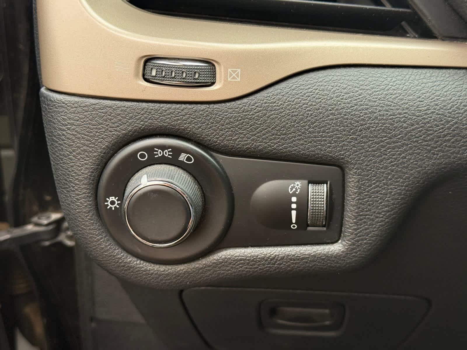 Thumbnail: 2016 Jeep Cherokee - 22