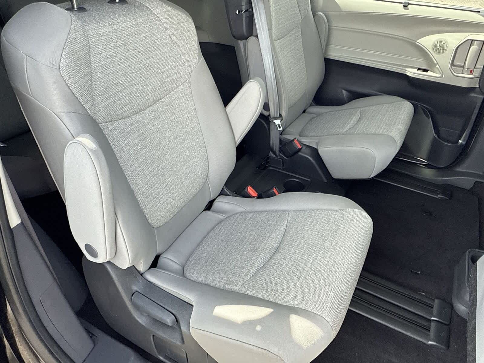 2024 Toyota Sienna LE 13