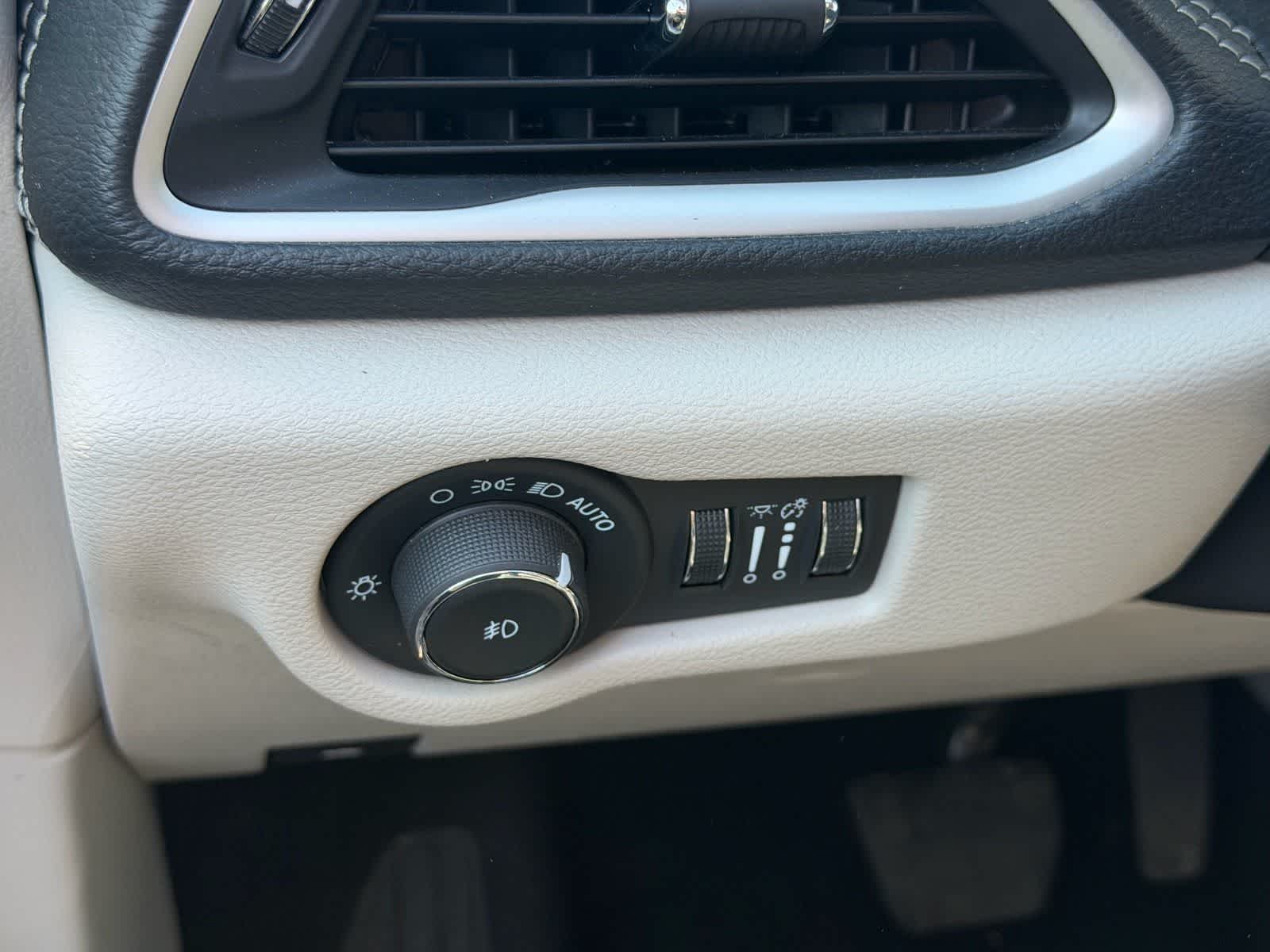 Thumbnail: 2024 Chrysler Pacifica - 10