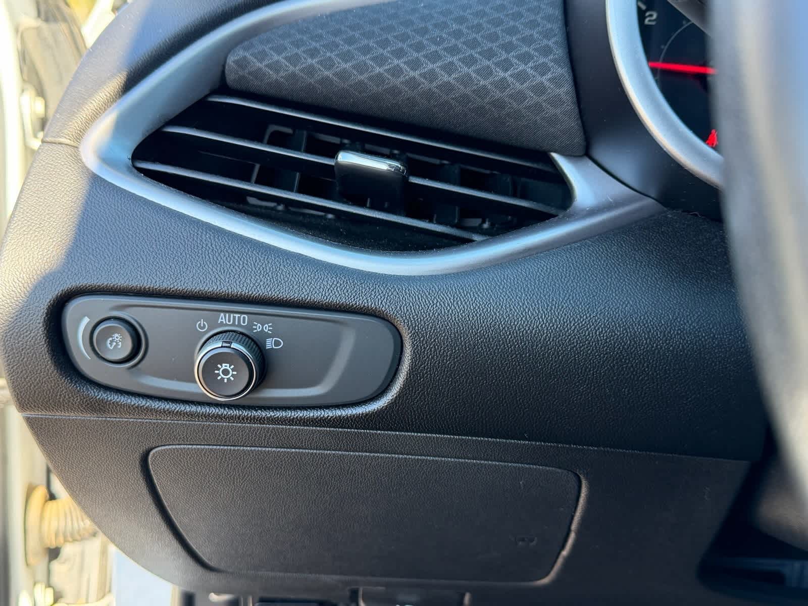 Thumbnail: 2018 Chevrolet Malibu - 18