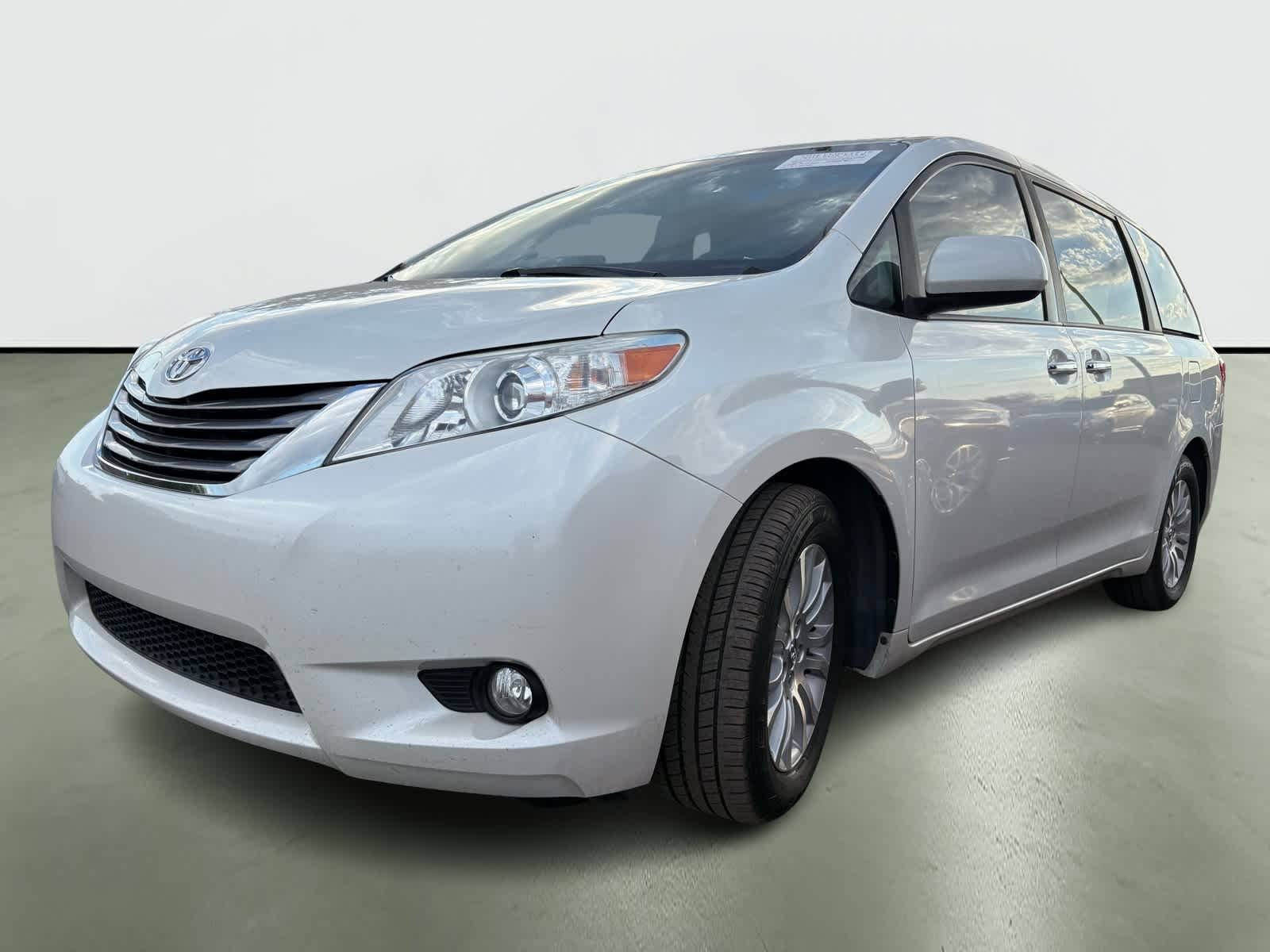 Thumbnail: 2017 Toyota Sienna - 2