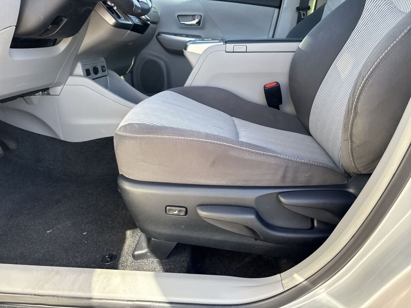 Thumbnail: 2017 Toyota Prius v - 18