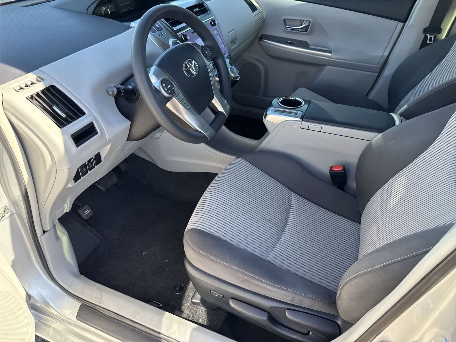 Thumbnail: 2017 Toyota Prius v - 16