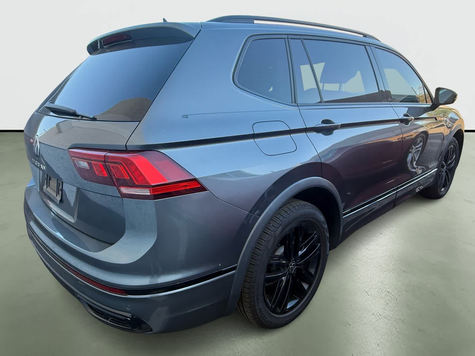 Thumbnail: 2022 Volkswagen Tiguan - 4