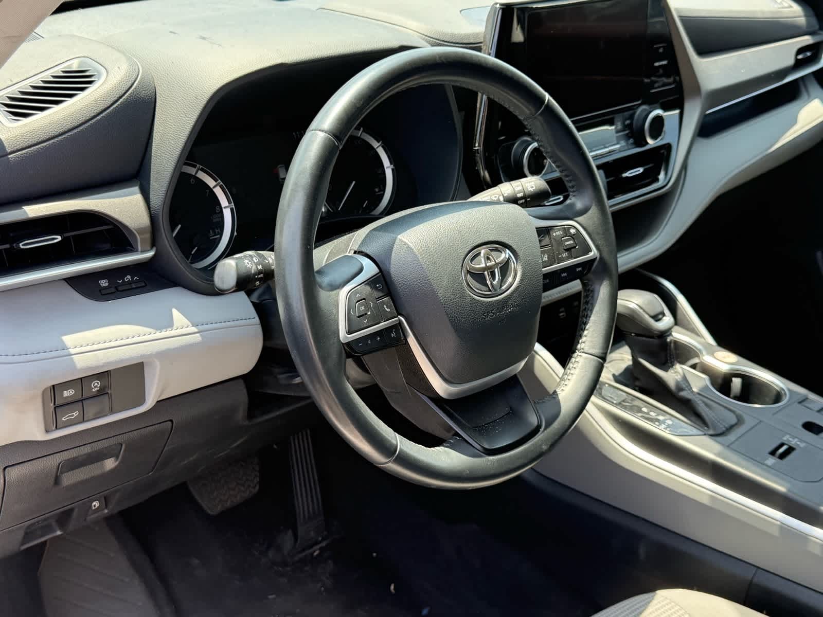 2023 Toyota Highlander LE 14