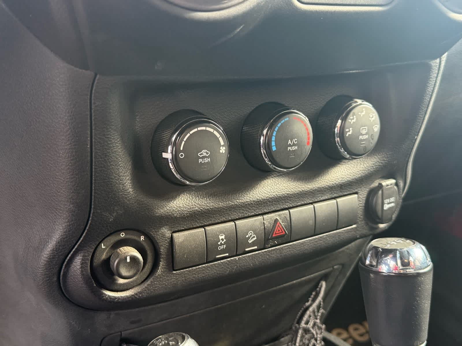 Thumbnail: 2015 Jeep Wrangler - 14