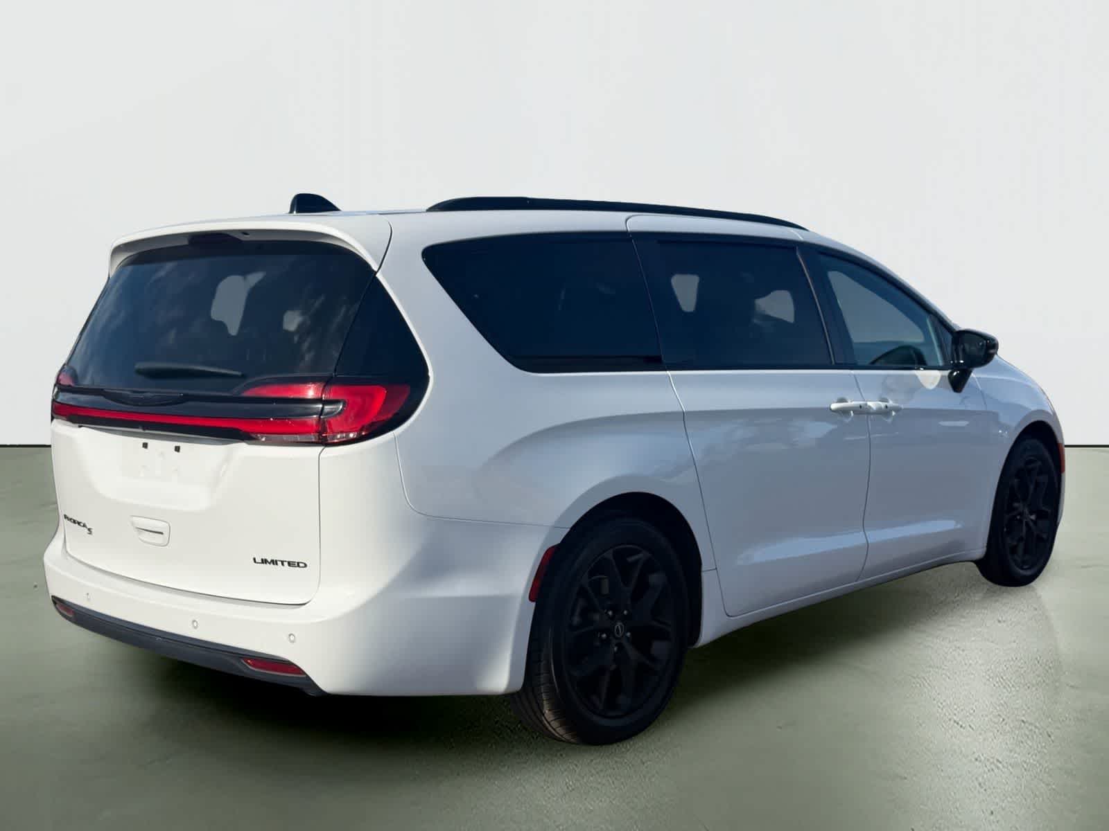 Thumbnail: 2025 Chrysler Pacifica - 5