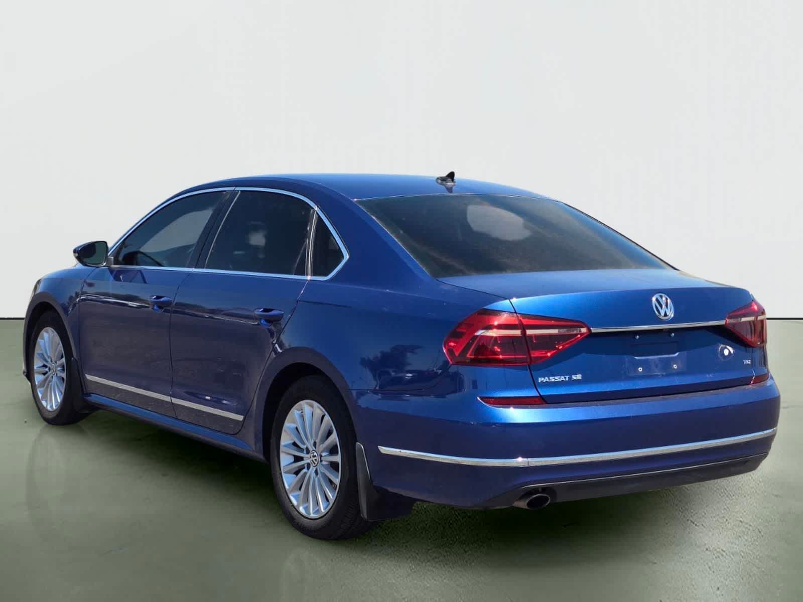 Thumbnail: 2017 Volkswagen Passat - 4