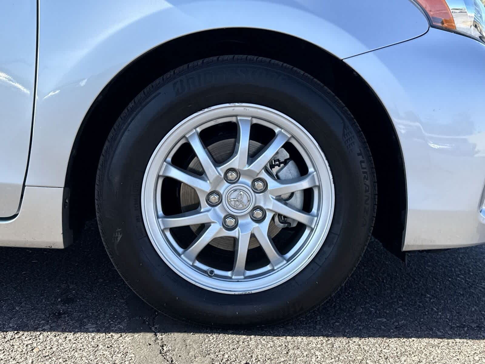 Thumbnail: 2017 Toyota Prius v - 10