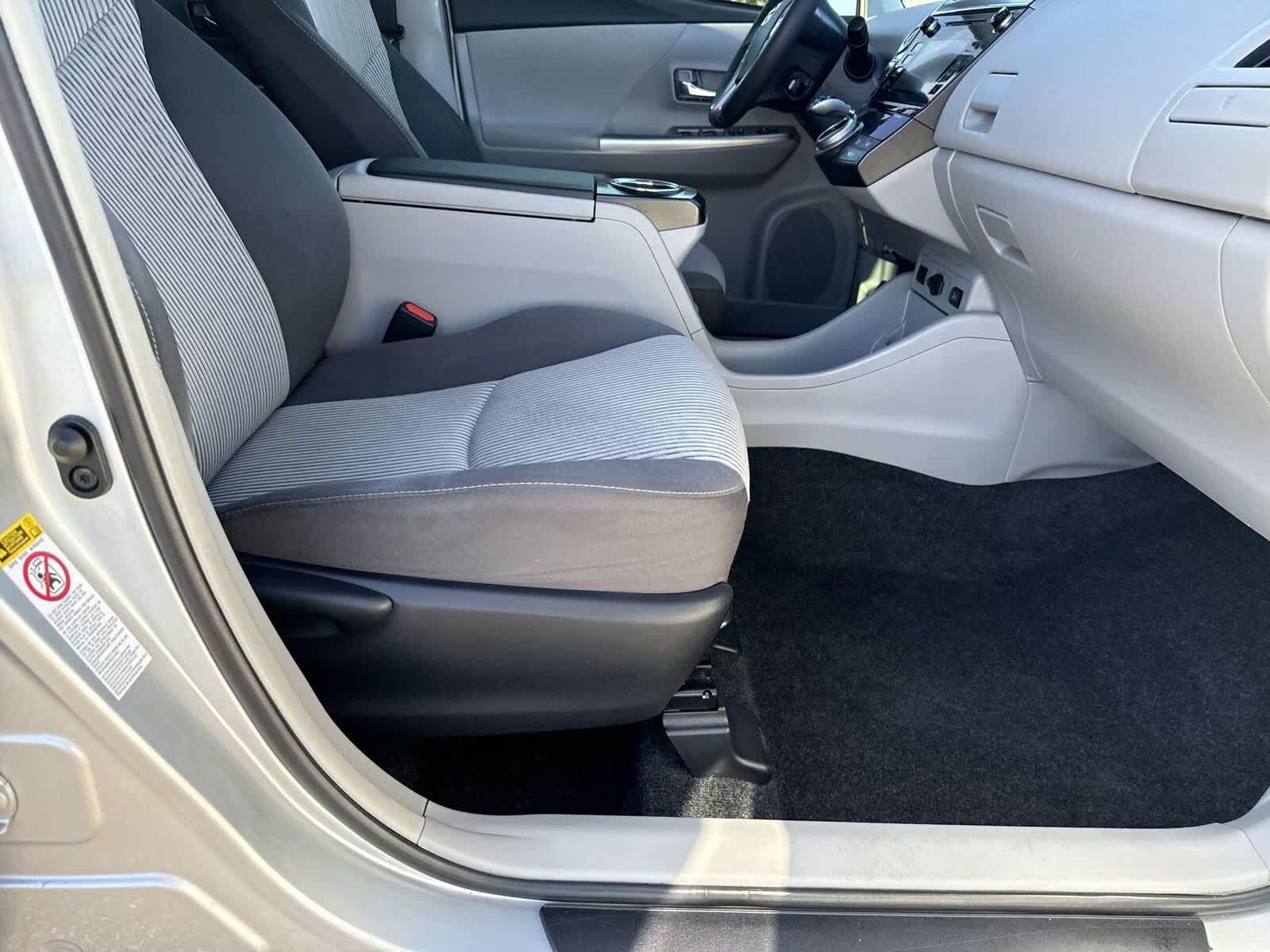 Thumbnail: 2017 Toyota Prius v - 12