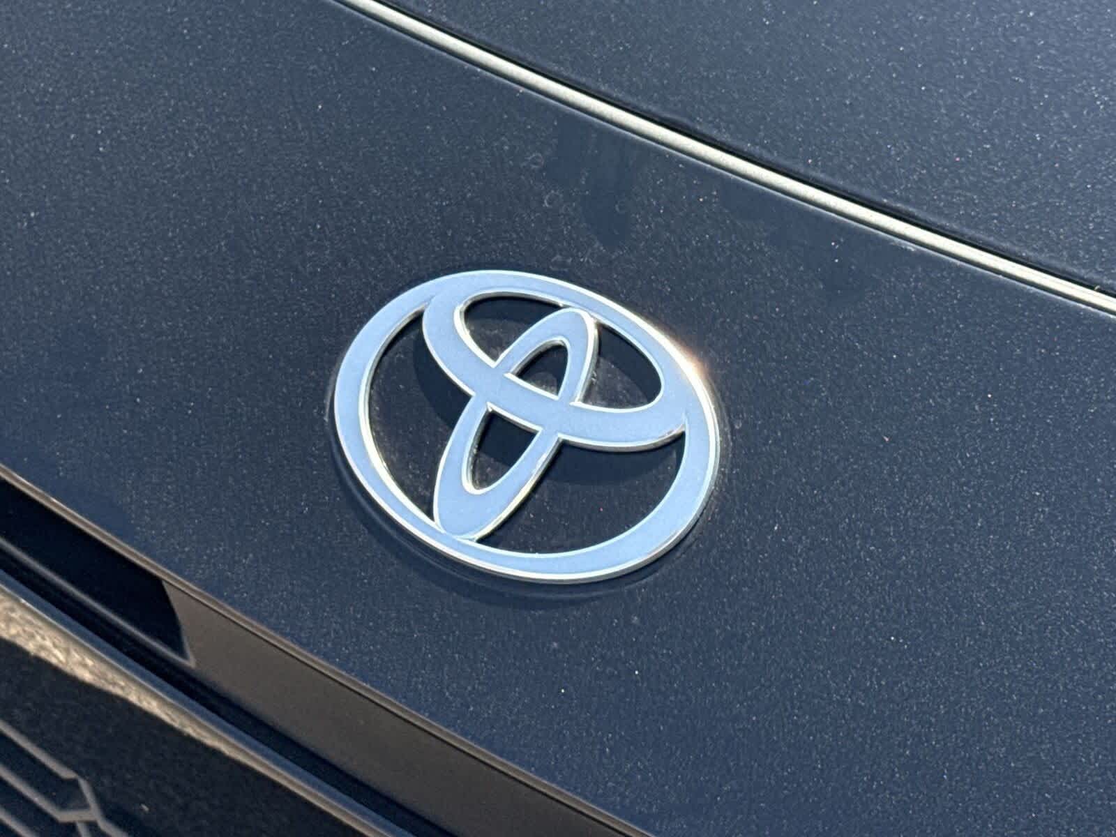 2025 Toyota Camry SE 32