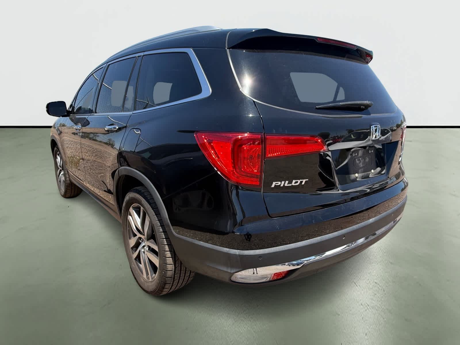 Thumbnail: 2016 Honda Pilot - 3