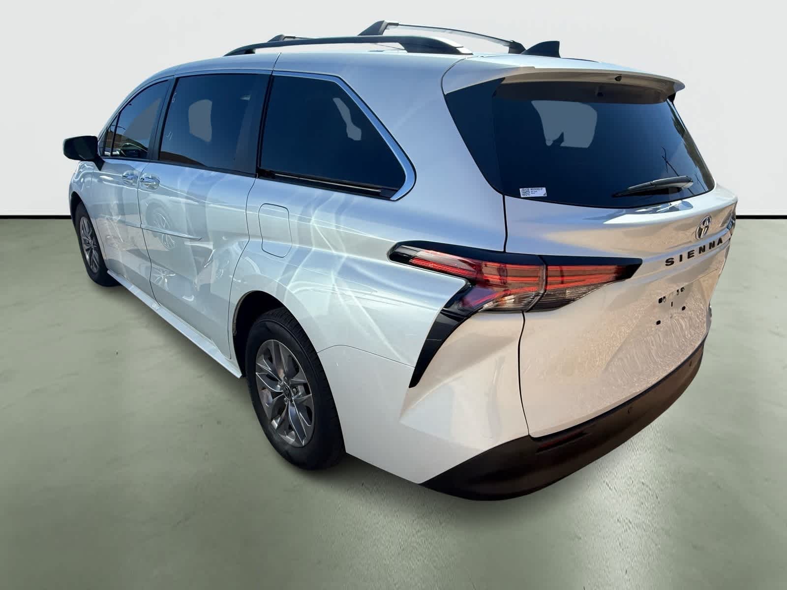 Thumbnail: 2022 Toyota Sienna - 3