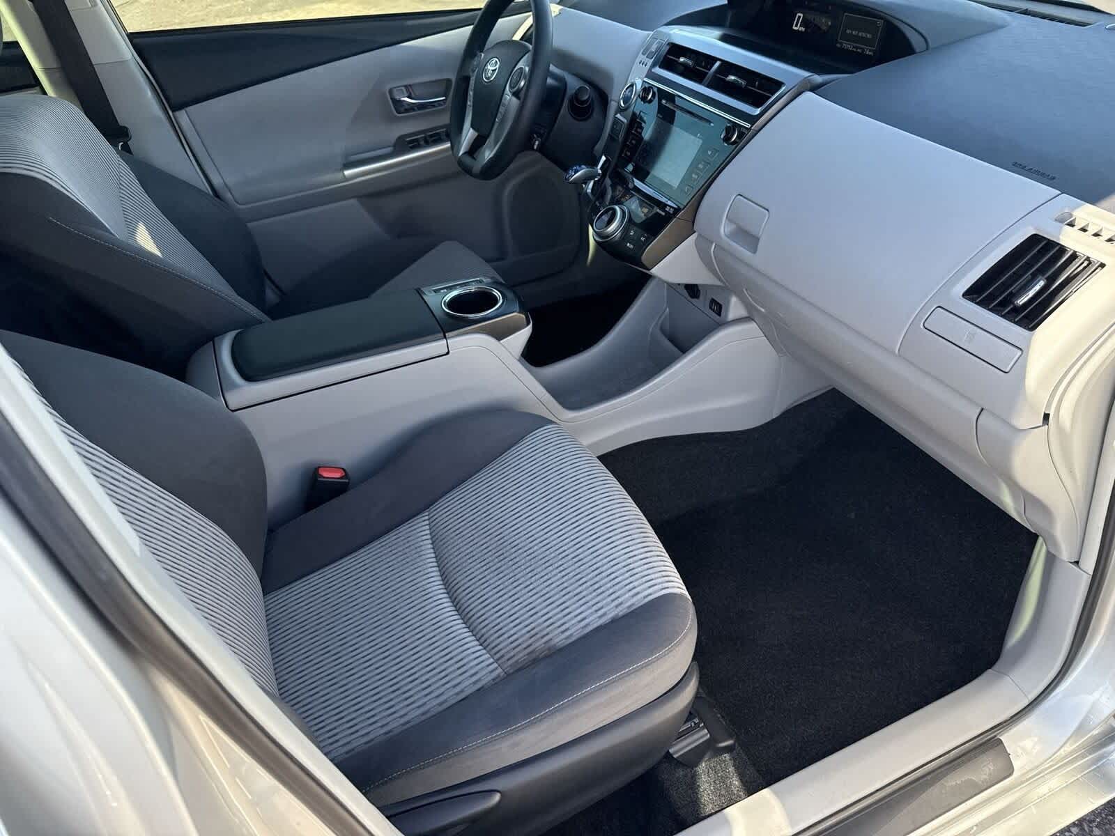 Thumbnail: 2017 Toyota Prius v - 11