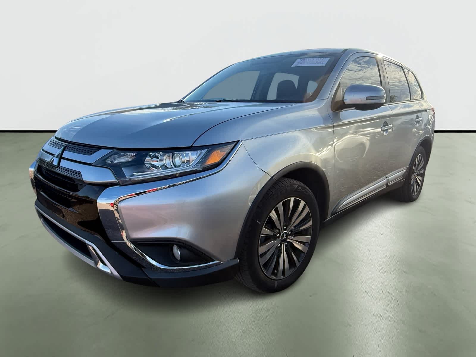 Thumbnail: 2019 Mitsubishi Outlander - 2