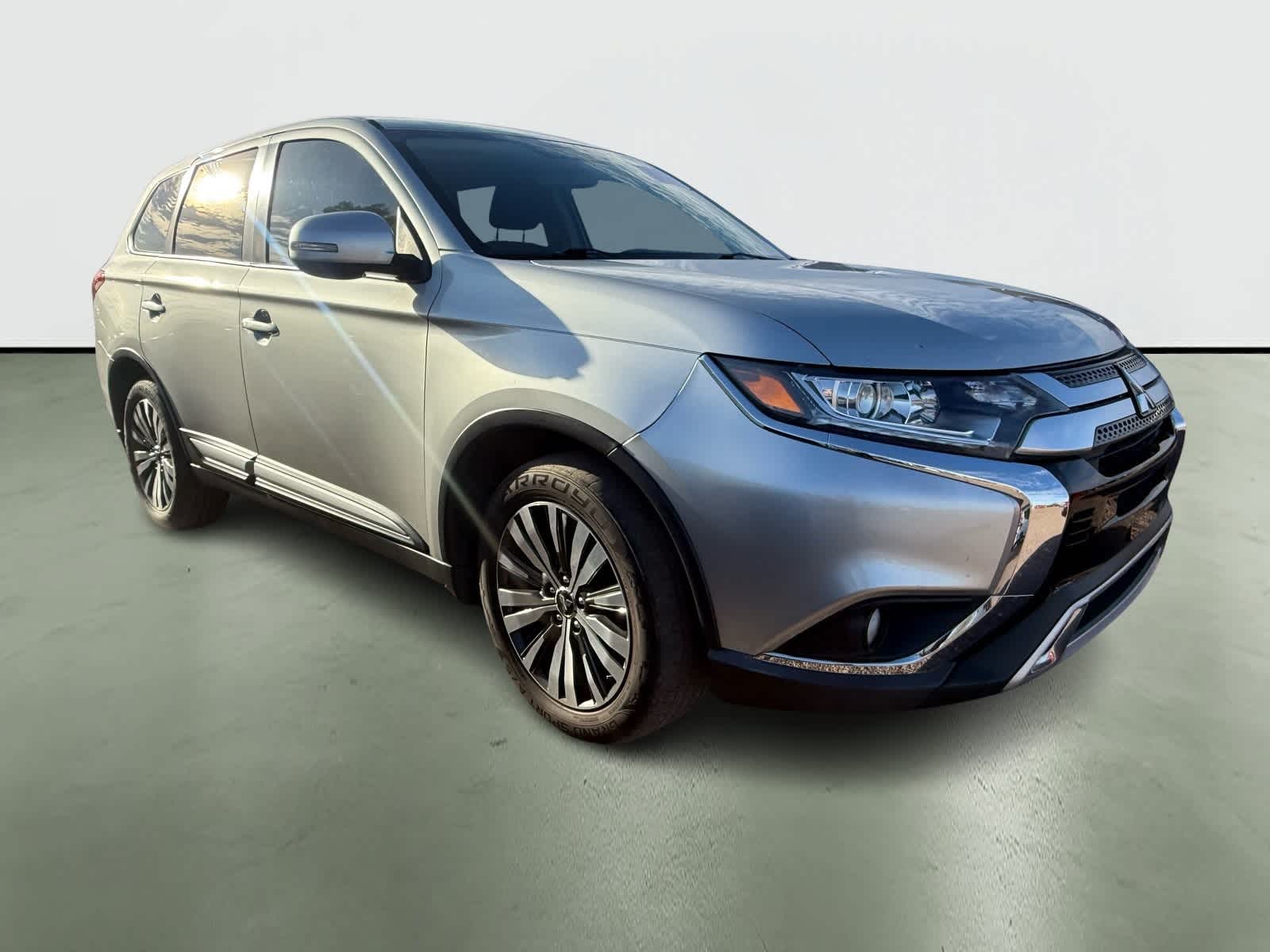Thumbnail: 2019 Mitsubishi Outlander - 4
