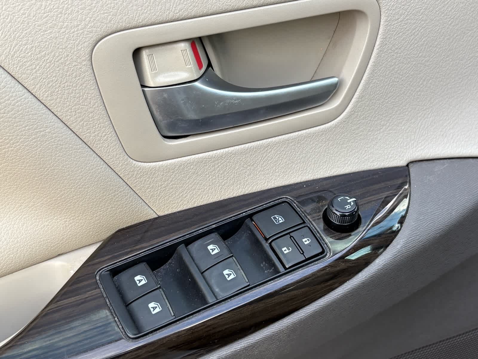 Thumbnail: 2017 Toyota Sienna - 12