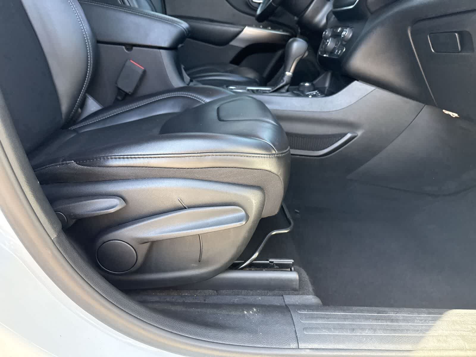 Thumbnail: 2019 Jeep Cherokee - 12