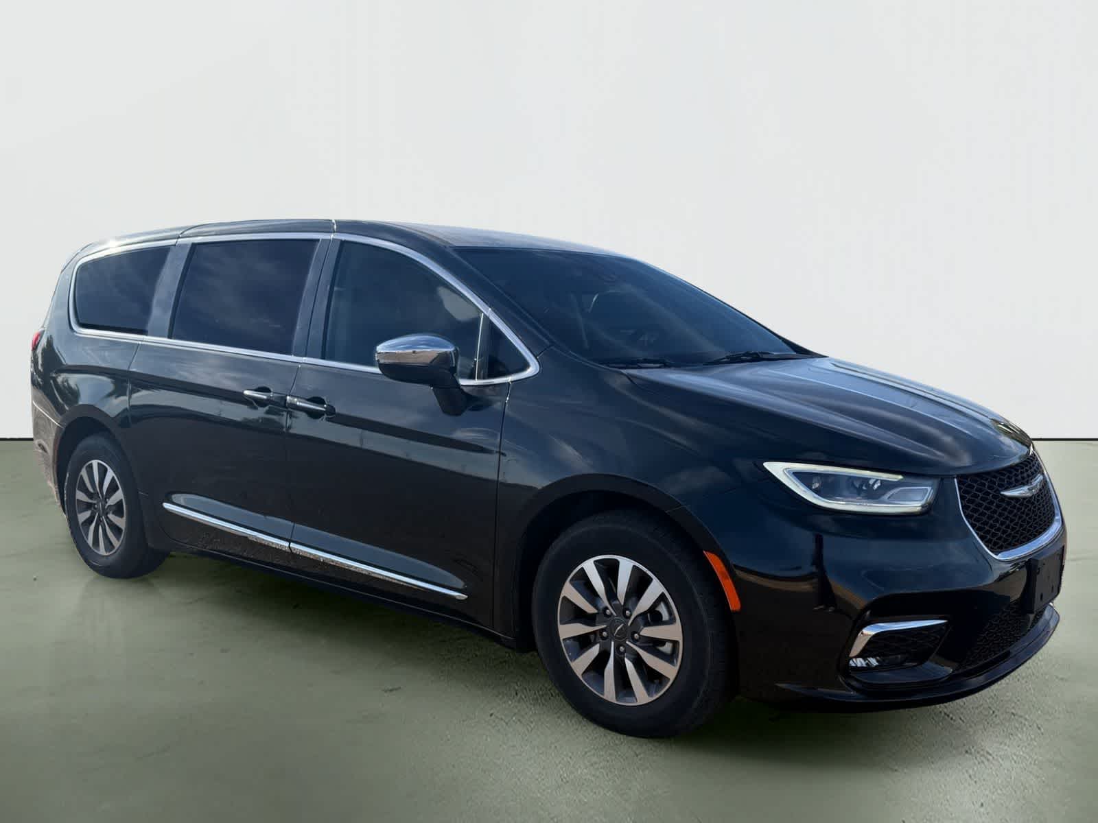 Thumbnail: 2023 Chrysler Pacifica - 5