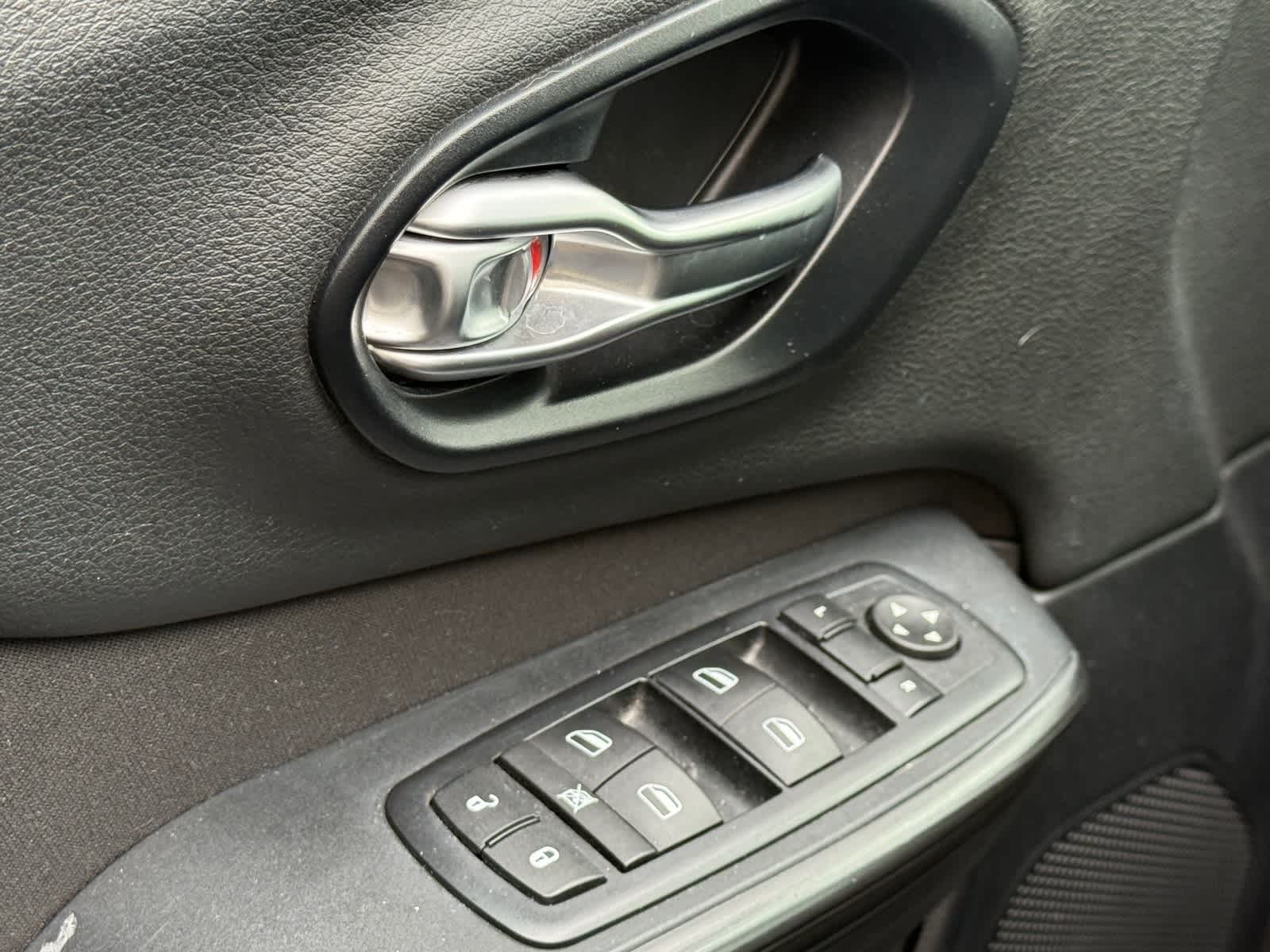 Thumbnail: 2016 Jeep Cherokee - 14