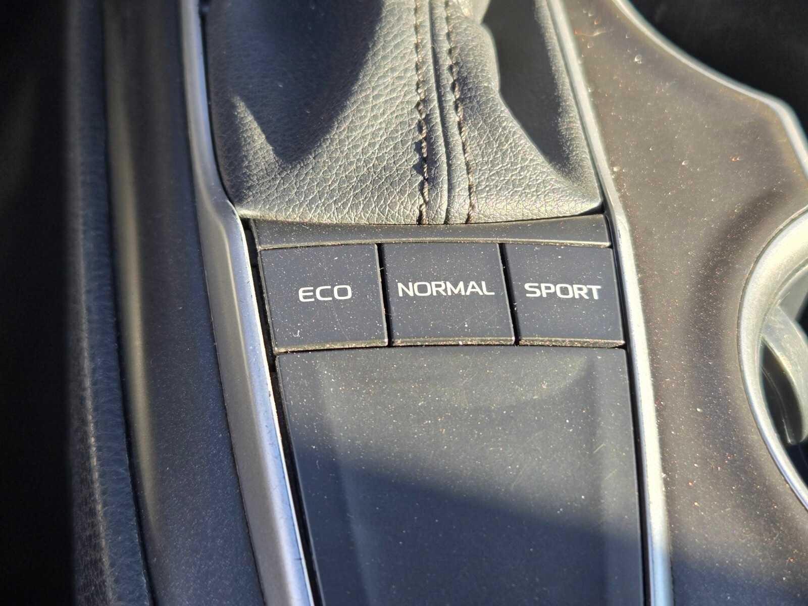 Thumbnail: 2022 Toyota Camry - 10