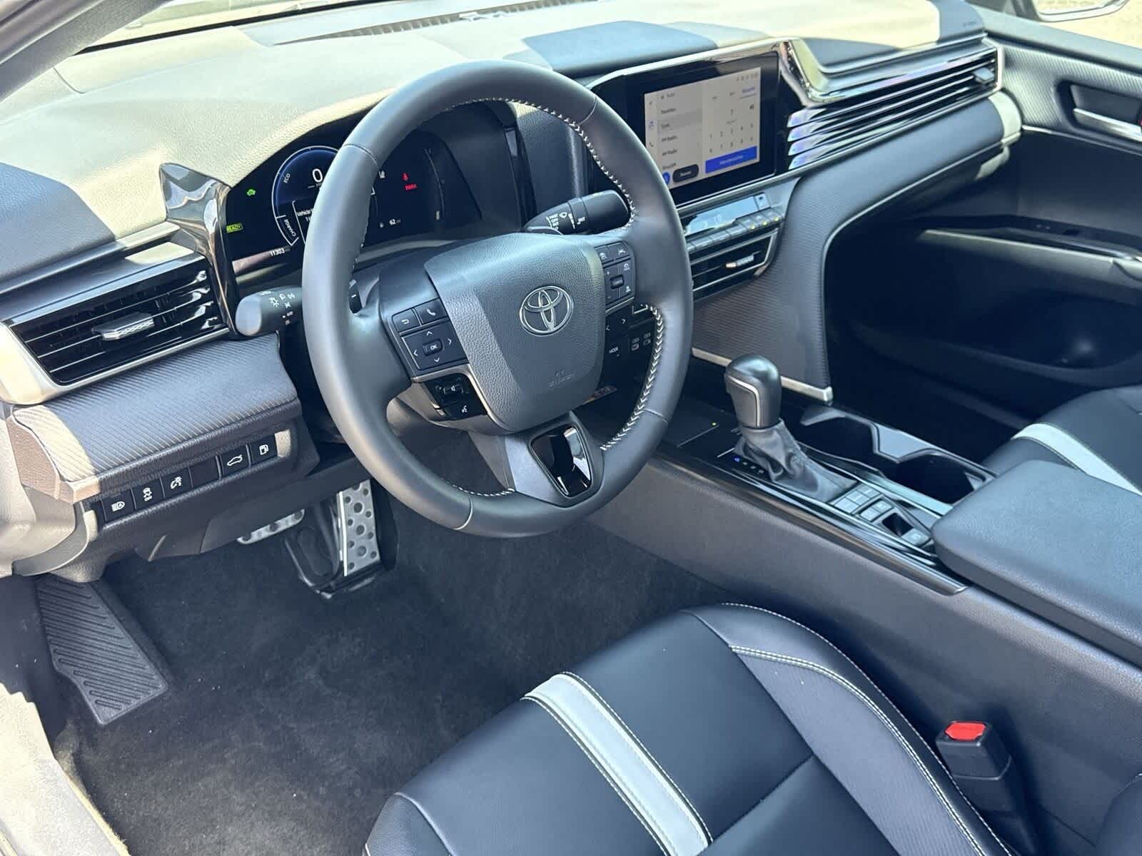 2025 Toyota Camry SE 16