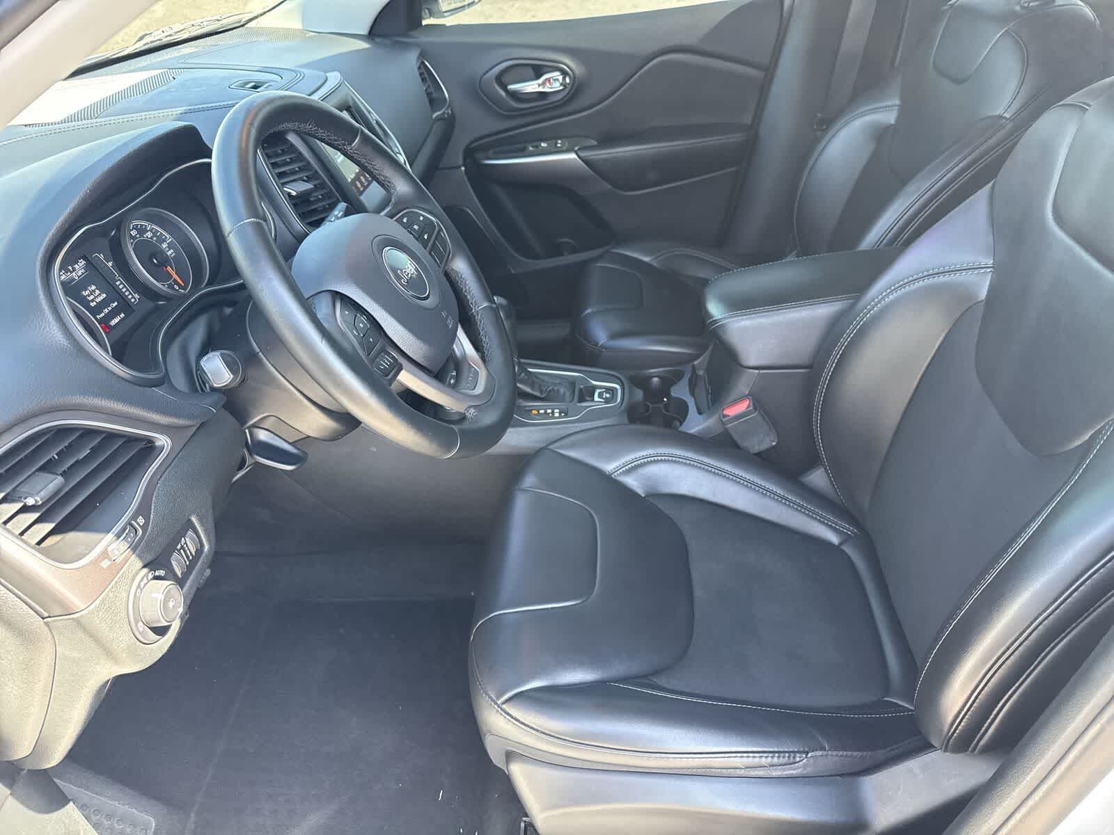 Thumbnail: 2019 Jeep Cherokee - 17