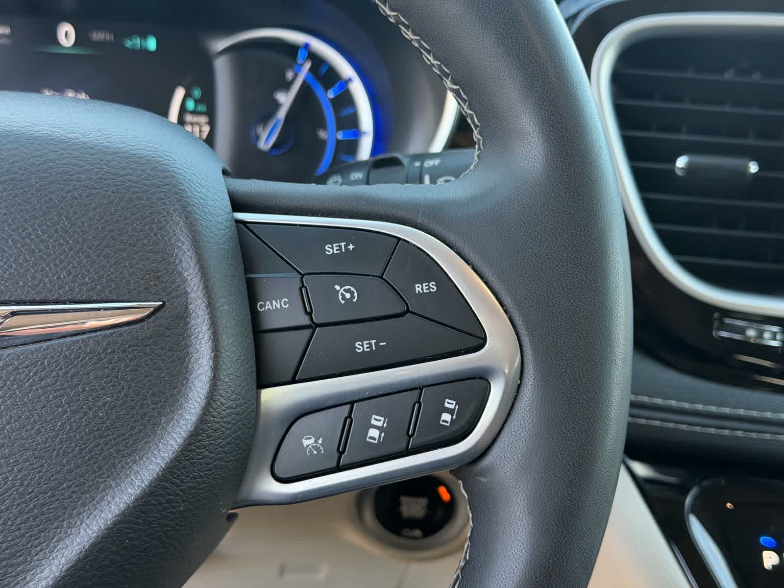 Thumbnail: 2023 Chrysler Pacifica - 15