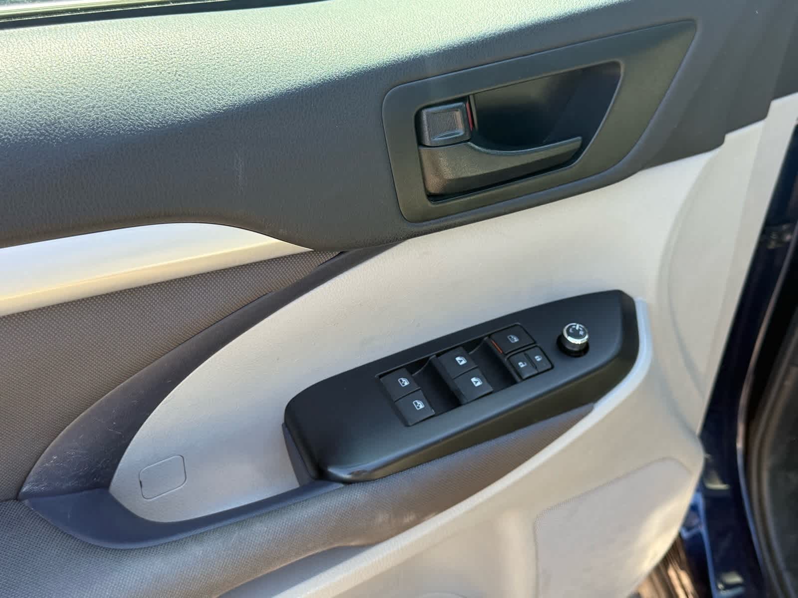 Thumbnail: 2016 Toyota Highlander - 13