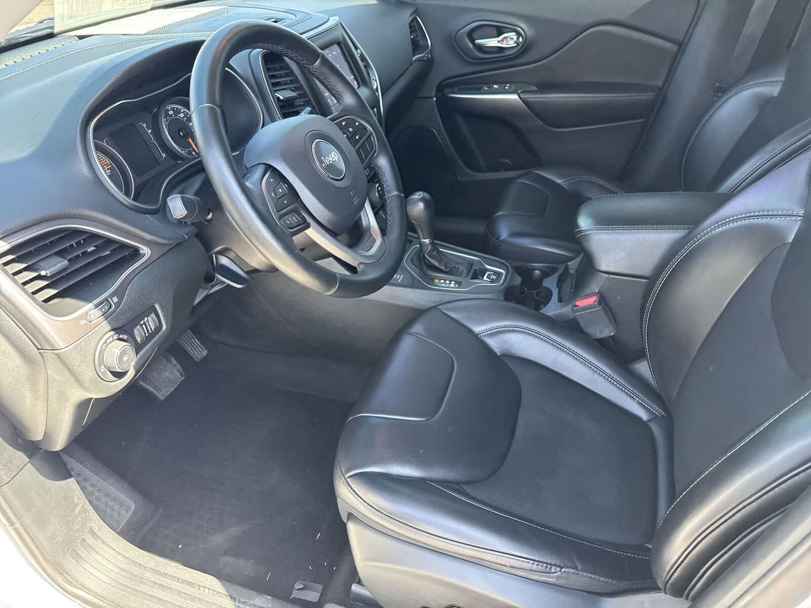 Thumbnail: 2019 Jeep Cherokee - 16