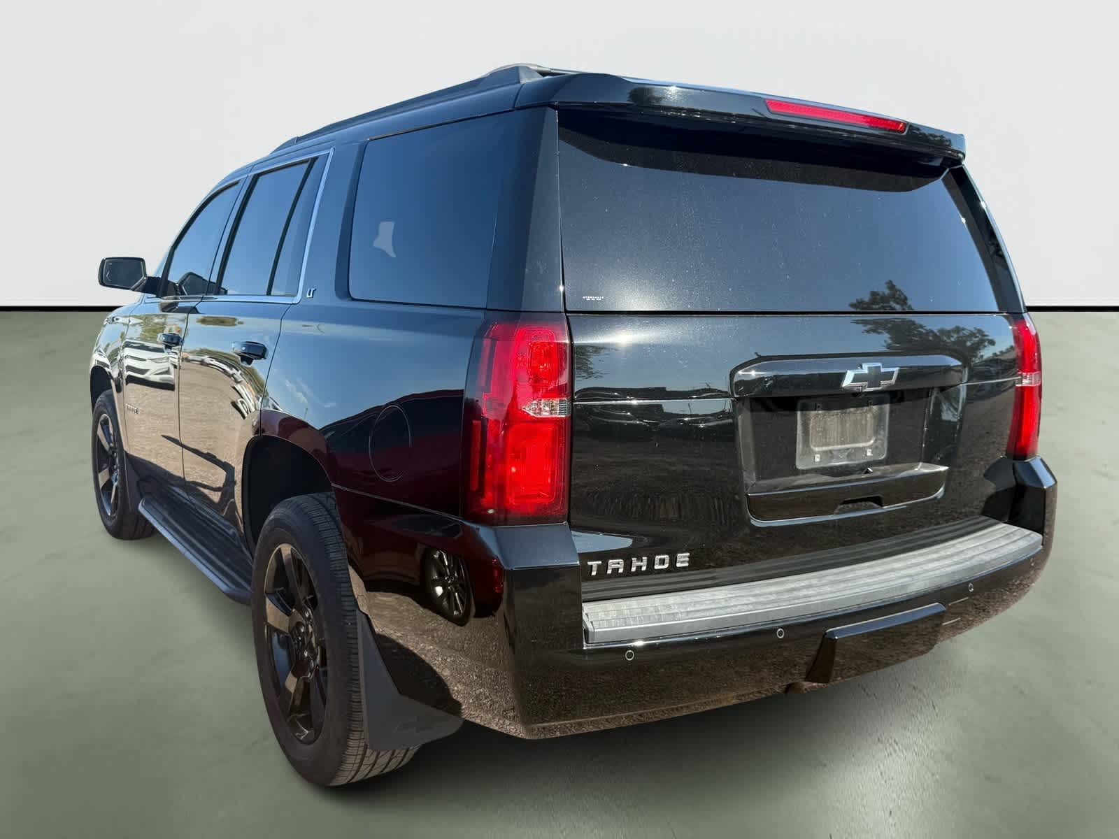 Thumbnail: 2018 Chevrolet Tahoe - 3