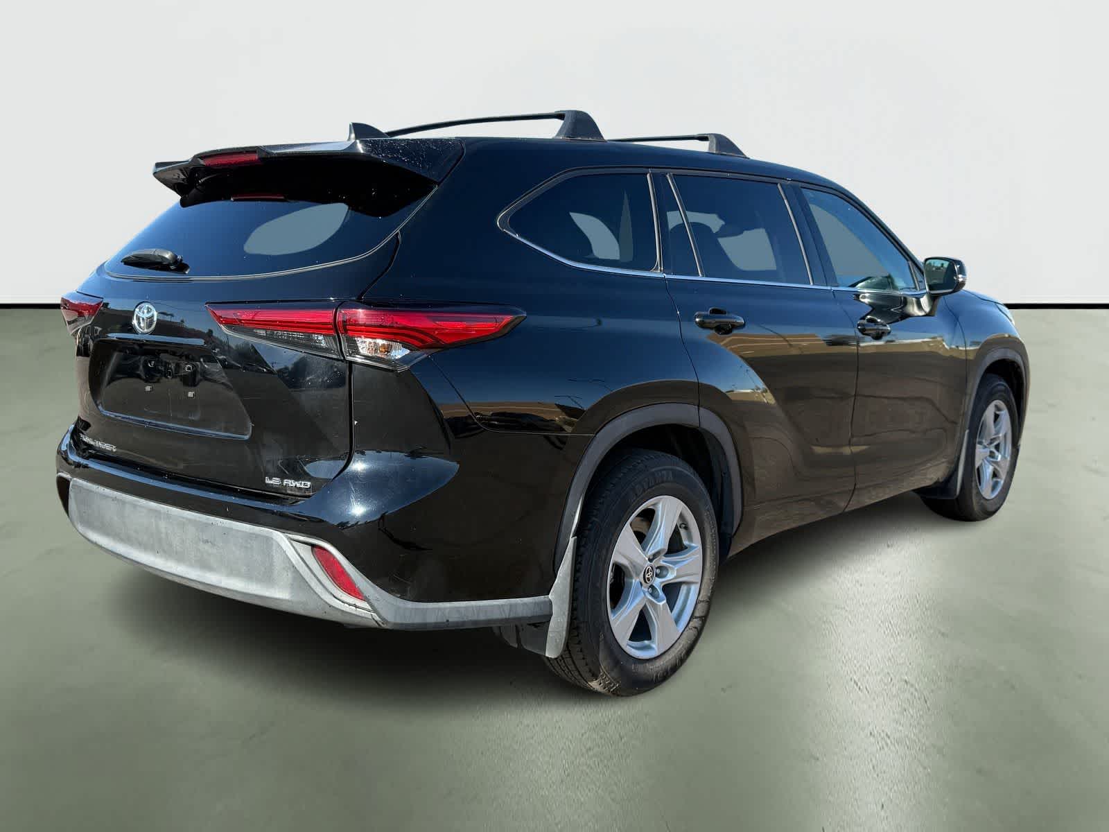 Thumbnail: 2022 Toyota Highlander - 4