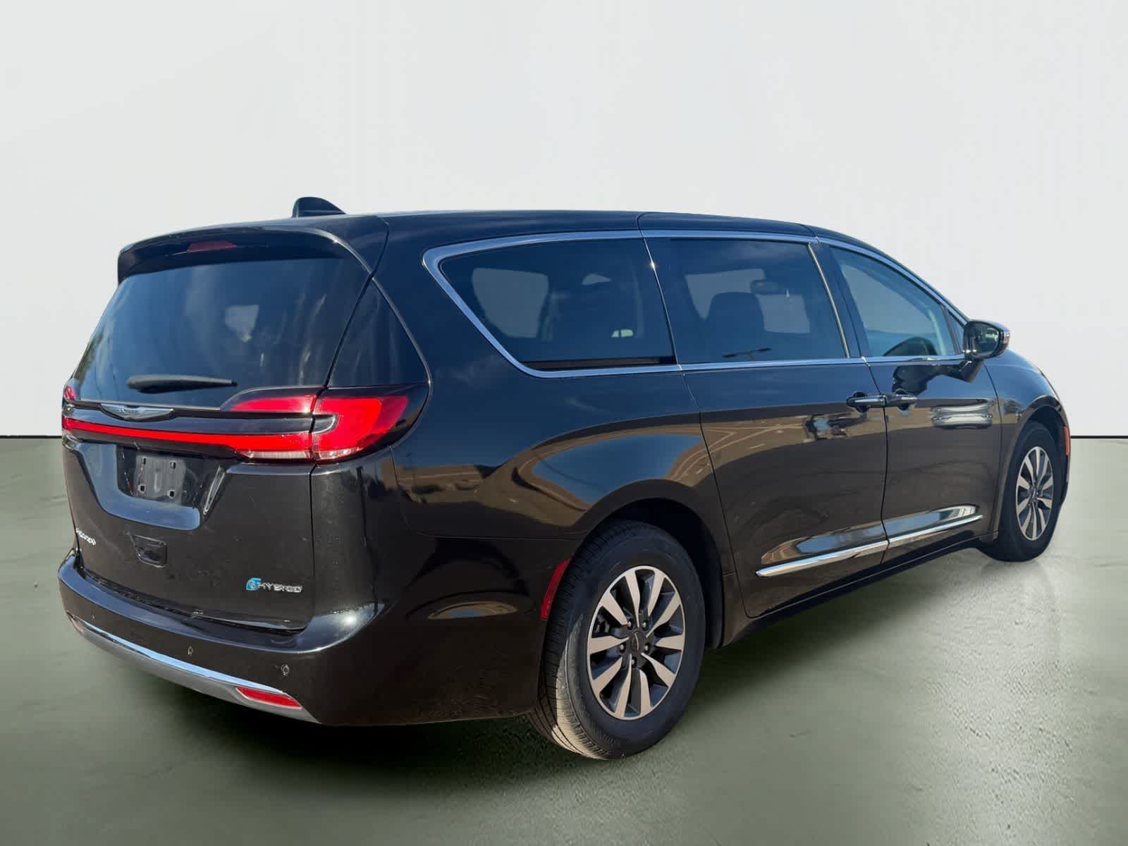 Thumbnail: 2023 Chrysler Pacifica - 4