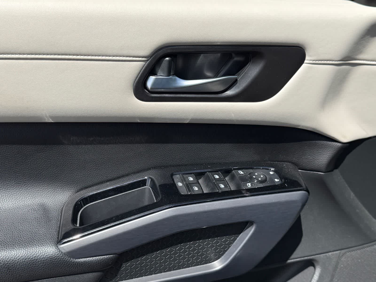 Thumbnail: 2022 Nissan Pathfinder - 16