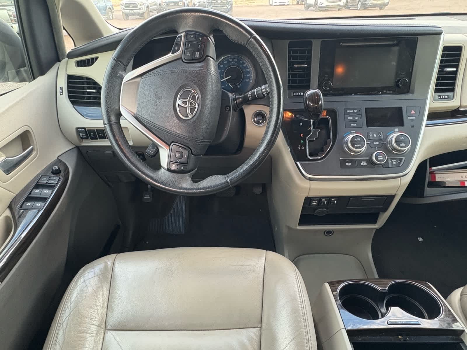 Thumbnail: 2017 Toyota Sienna - 10